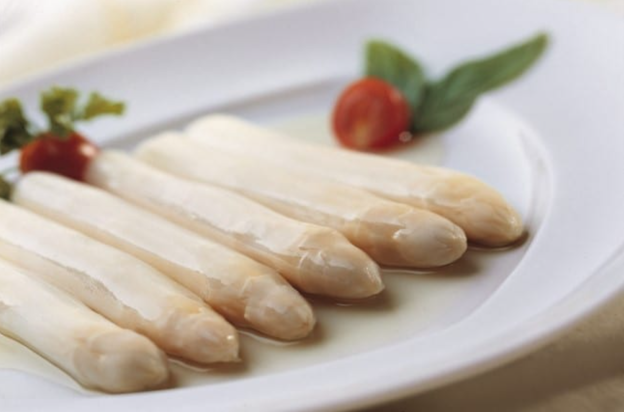 Espárragos blancos en conserva con contramuslos de pollo y ensalada de tomate.